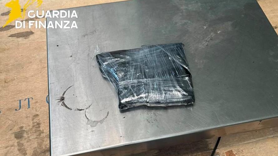 Traffico internazionale di droga, intercettati oltre 6 chili di cocaina purissima: 4 arresti in Sardegna – I dettagli