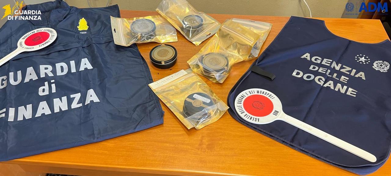 Da Dubai a Londra fino alla Sardegna in viaggio con oltre un chilo di caviale: fermato all’aeroporto e multato