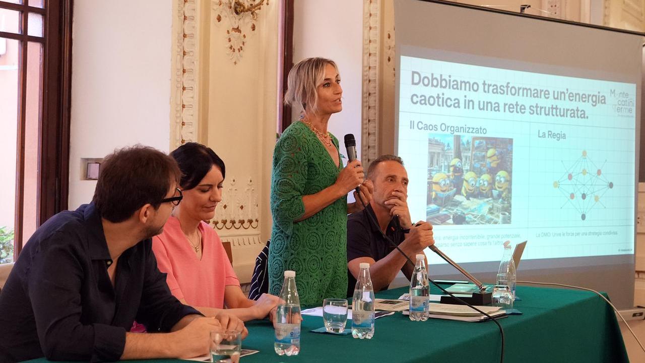 In piedi Sonia Pallai, insieme ai membri del consiglio della Fondazione Turismo (foto Nucci)