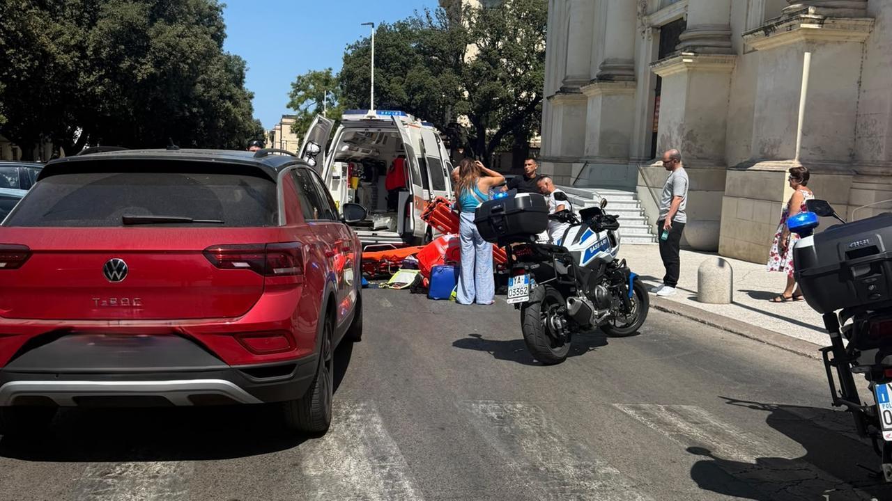 Sassari, attraversa la strada e viene travolta da un’auto: donna in codice rosso – Che cosa sappiamo