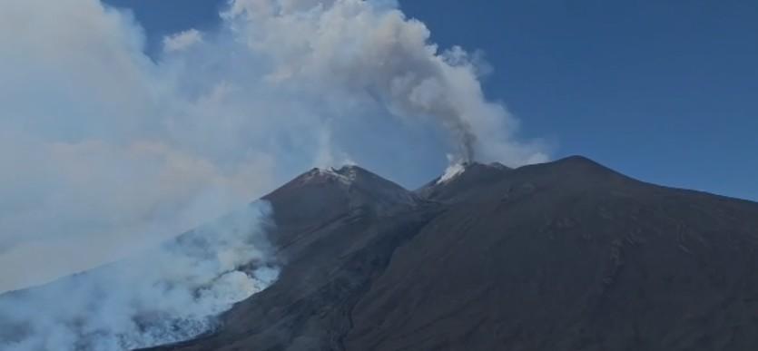 L'Etna dà spettacolo, il vulcano si riaccende tra lava e nubi di cenere: voli sospesi – VIDEO