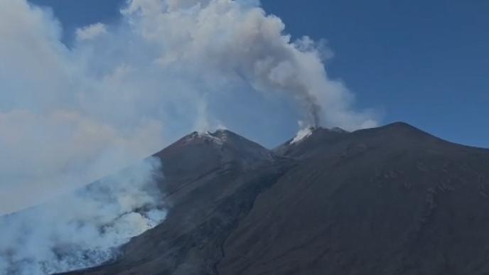 L'Etna dà spettacolo, il vulcano si riaccende tra lava e nubi di cenere: voli sospesi – VIDEO