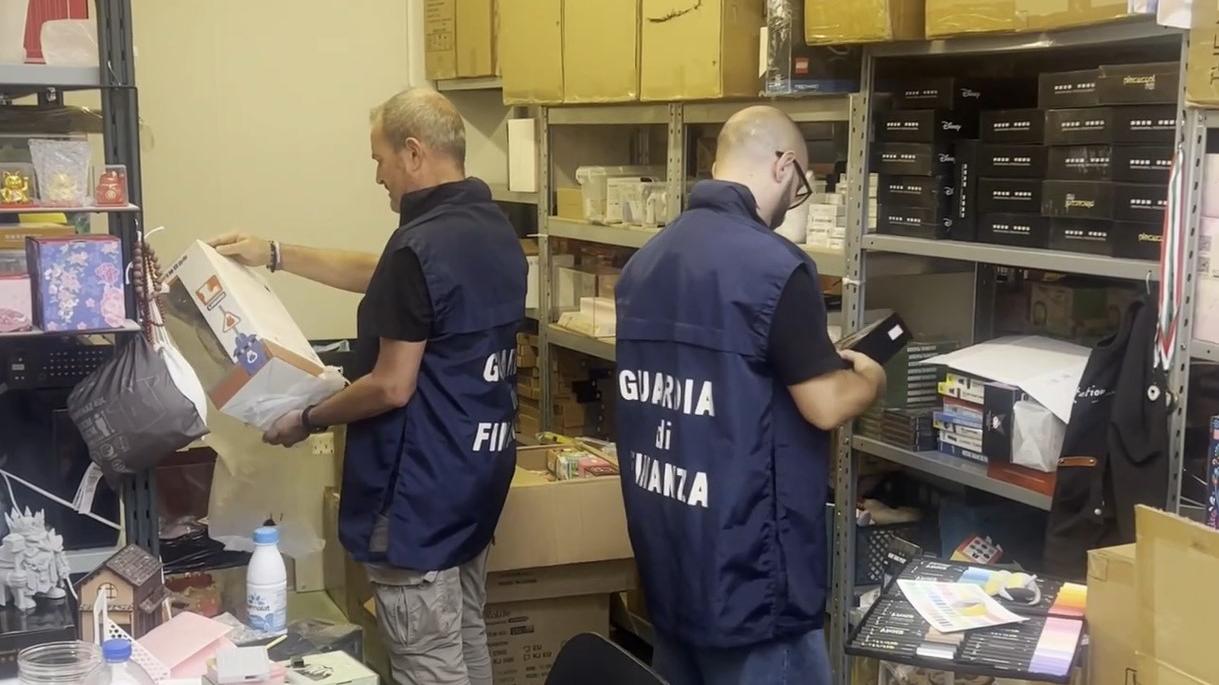 I controlli della guardia di finanza nel magazzino