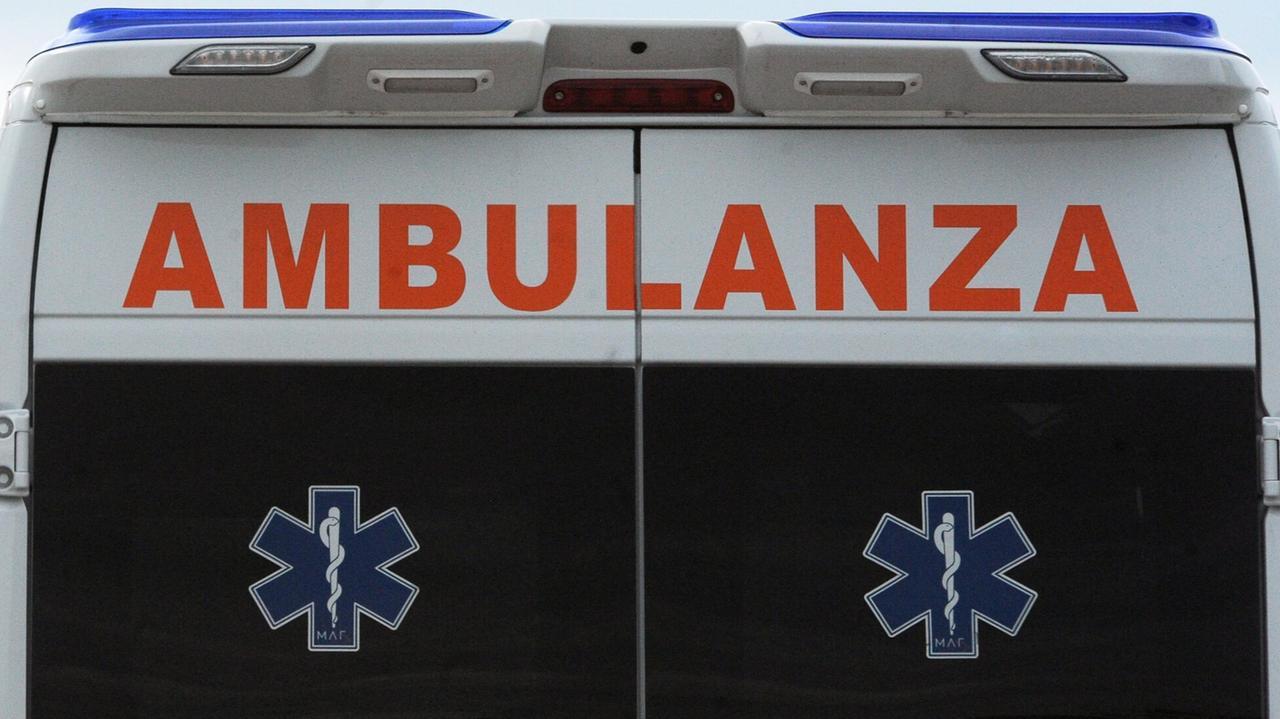Choc in mare, 19enne accusa un malore mentre fa il bagno e si accascia al suolo: è in condizioni critiche