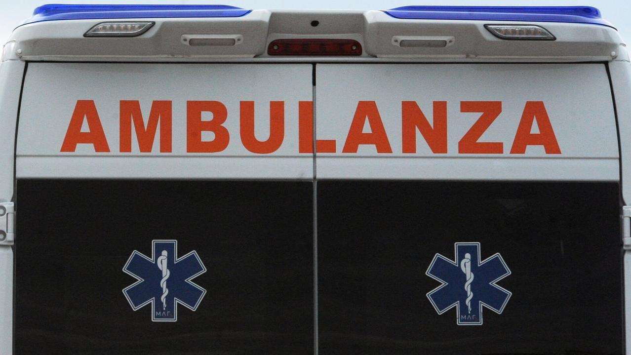Choc in mare, 19enne accusa un malore mentre fa il bagno e si accascia al suolo: è in condizioni critiche