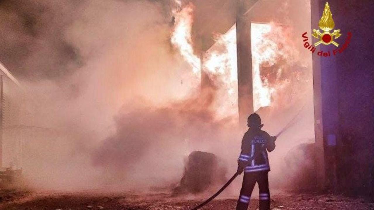 
	Le rotoballe in fiamme nel fienile a Serra

