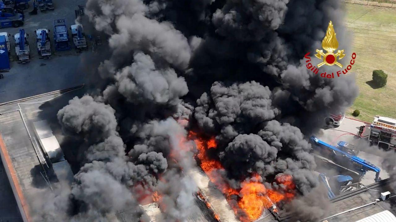 
	Il capannone avvolto dalle fiamme

