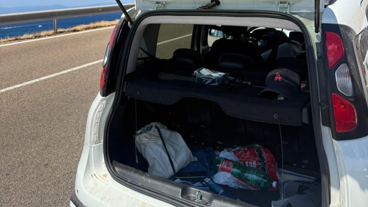Vanno al mare e trovano l’auto svaligiata, vacanza da incubo per due medici: «Rubati pc e timbri professionali, potrebbero falsificare le ricette»