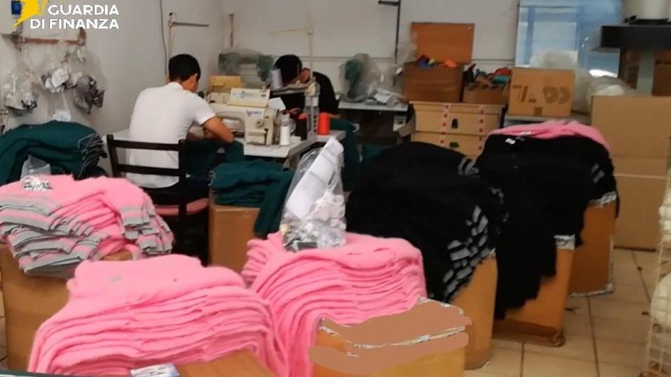 La Guardia di finanza ha scoperto 14 lavoratori in nero nella sartoria di Carpi