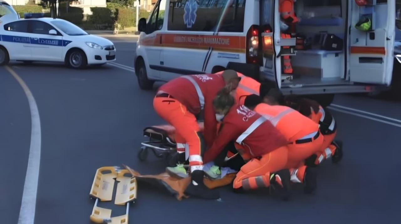 Violento schianto tra una moto e un pullman del servizio pubblico: ci sono due feriti