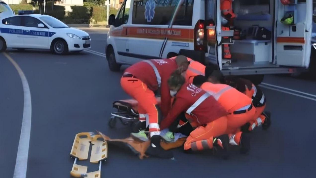 Violento schianto tra una moto e un pullman del servizio pubblico: ci sono due feriti