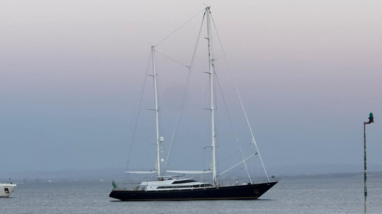 Nel porto di Stintino arriva il maxi yacht Morning Glory: il veliero di Silvio Berlusconi incanta turisti e curiosi