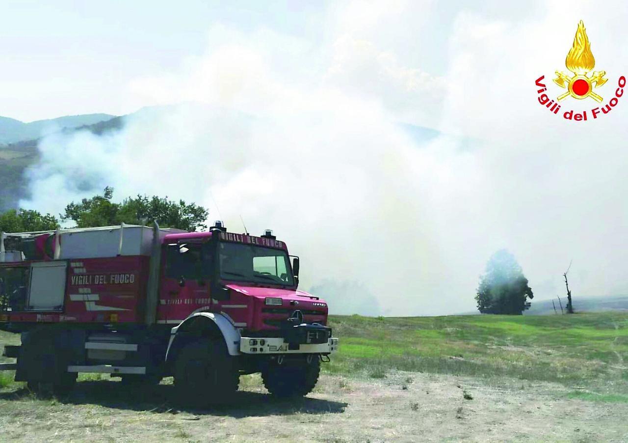 Incendio di Vedriano, evacuate tre case e un agriturismo: a fuoco 100 ettari di bosco