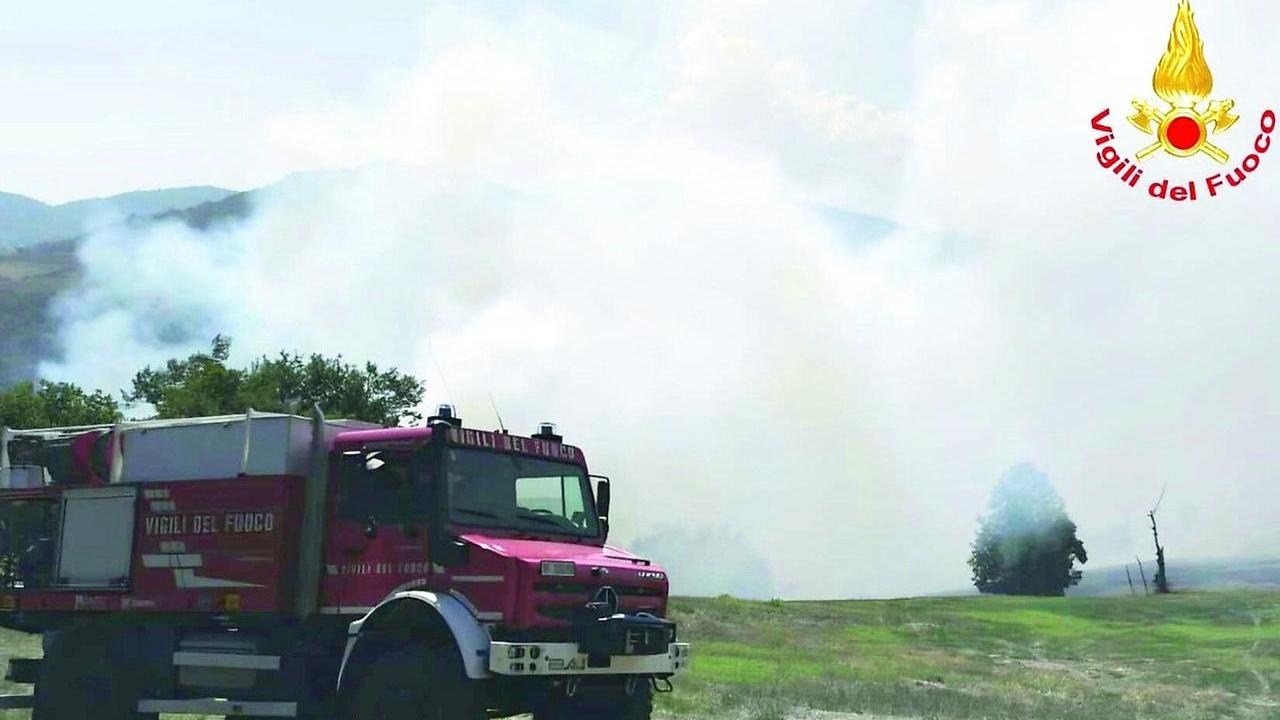 Incendio di Vedriano, evacuate tre case e un agriturismo: a fuoco 100 ettari di bosco,