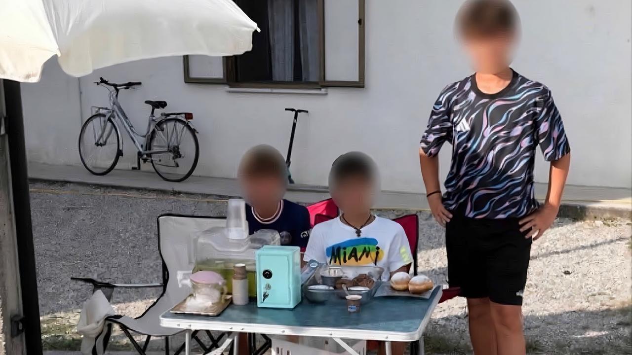 Vendono limonata per comprare un motorino, tre ragazzini denunciati da un passante: interviene la polizia