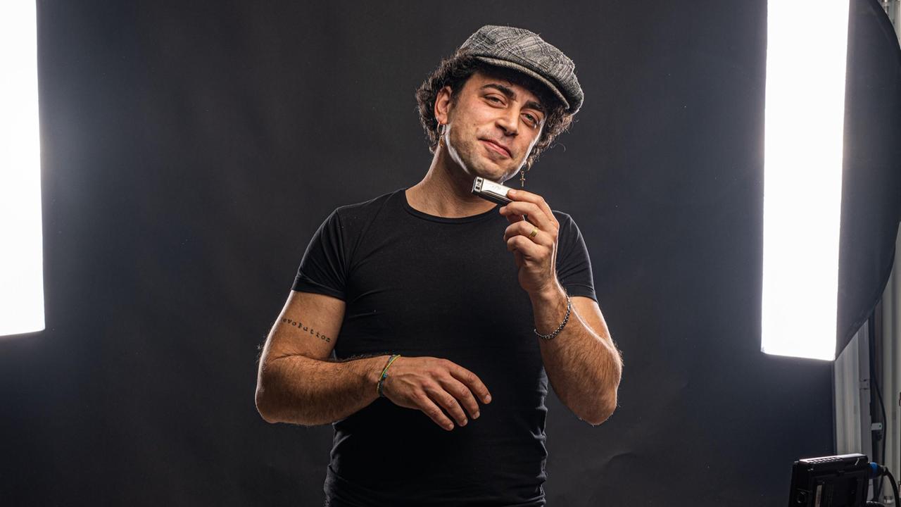 Moses Concas: «Vi racconto la mia storia, dall’armonica della nonna alle musiche di “La vita va così”»