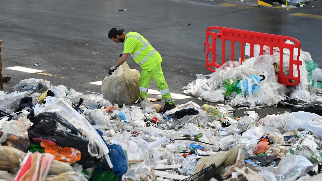 Emergenza plastica, i siti di stoccaggio sono al collasso: stop alla raccolta in decine di Comuni, si rischia il blocco totale – Cosa sta succedendo