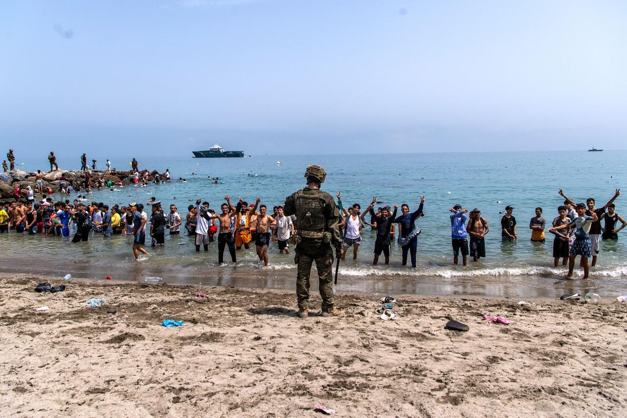 
	Ceuta, l&rsquo;esercito spagnolo blocca l&rsquo;accesso alla spiaggia durante gli attraversamenti dal Marocco

