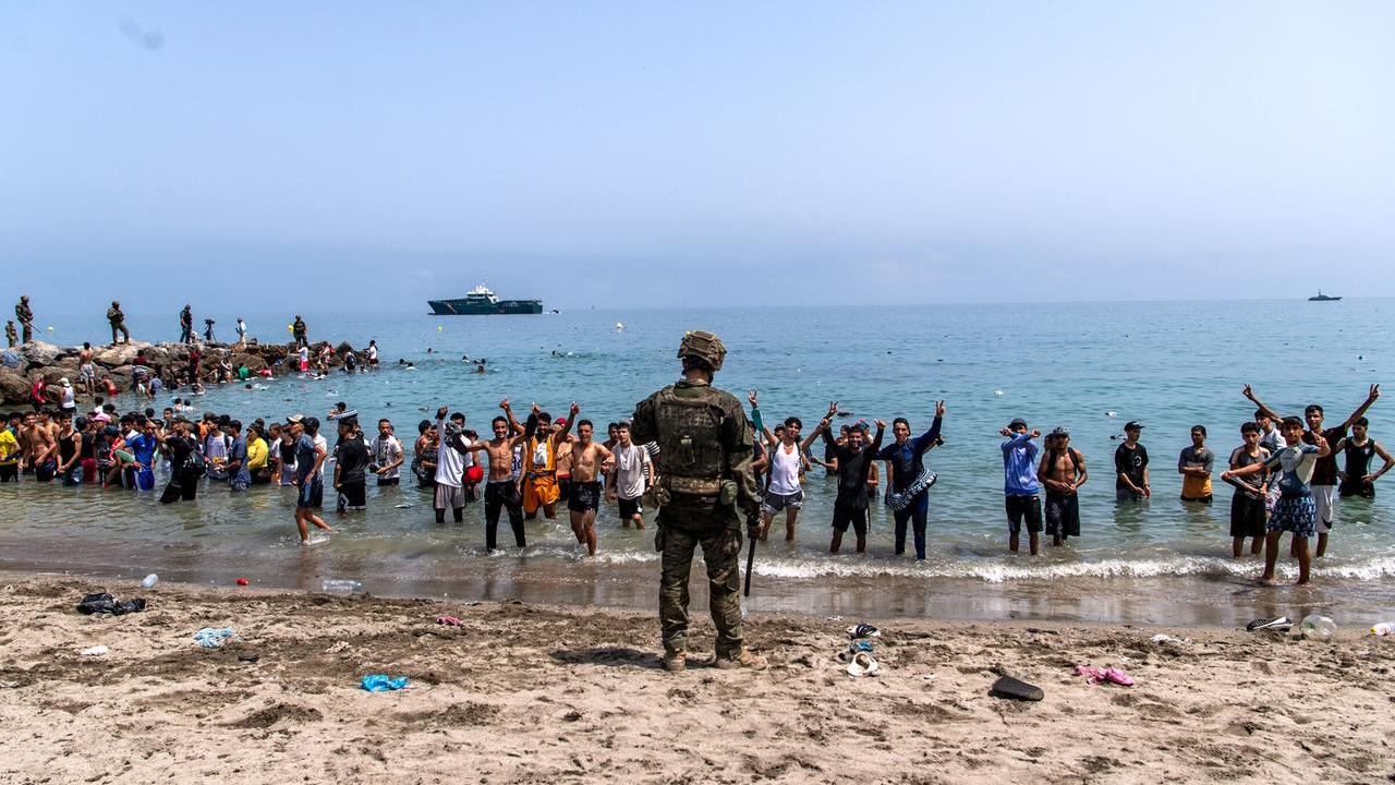 Ceuta, l’esercito spagnolo blocca l’accesso alla spiaggia durante gli attraversamenti dal Marocco