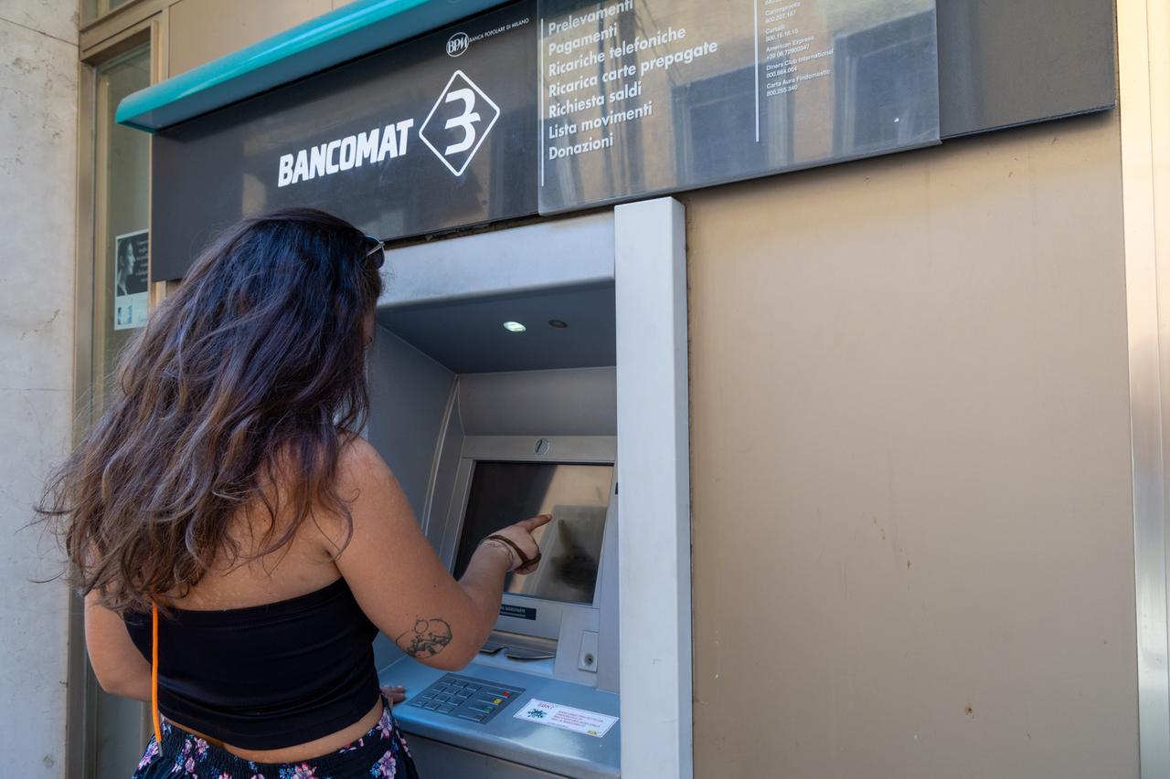 Ferrara pioniera del Bancomat, ma ora prelevare è un’impresa