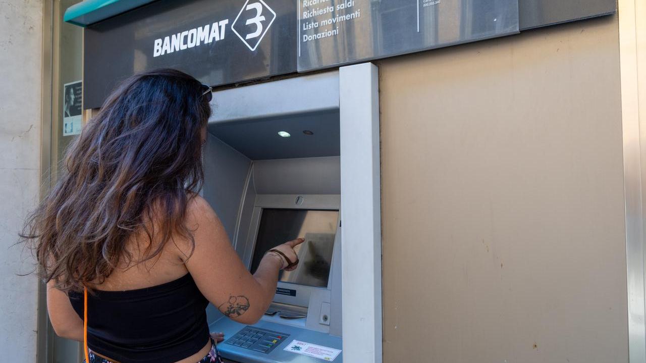 Ferrara pioniera del Bancomat, ma ora prelevare è un’impresa