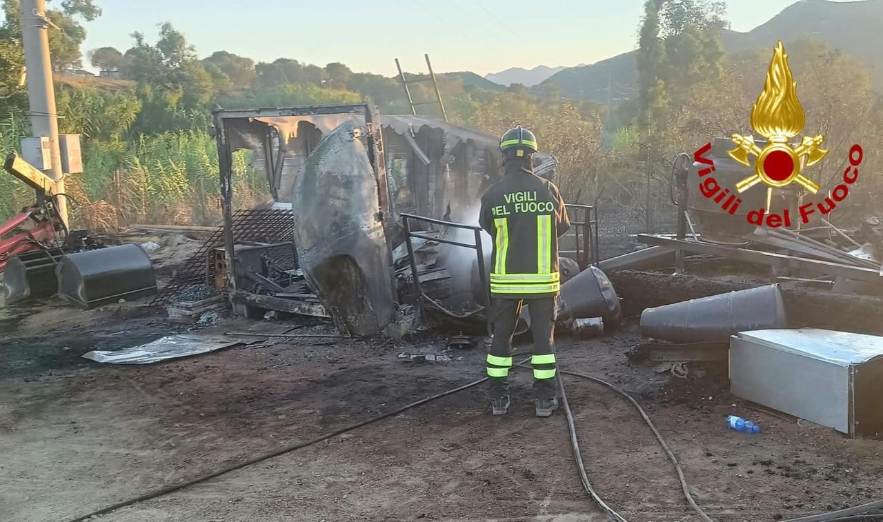 Paura nella frazione: a fuoco un deposito attrezzi, si sfiora l’esplosione – Che cosa è successo