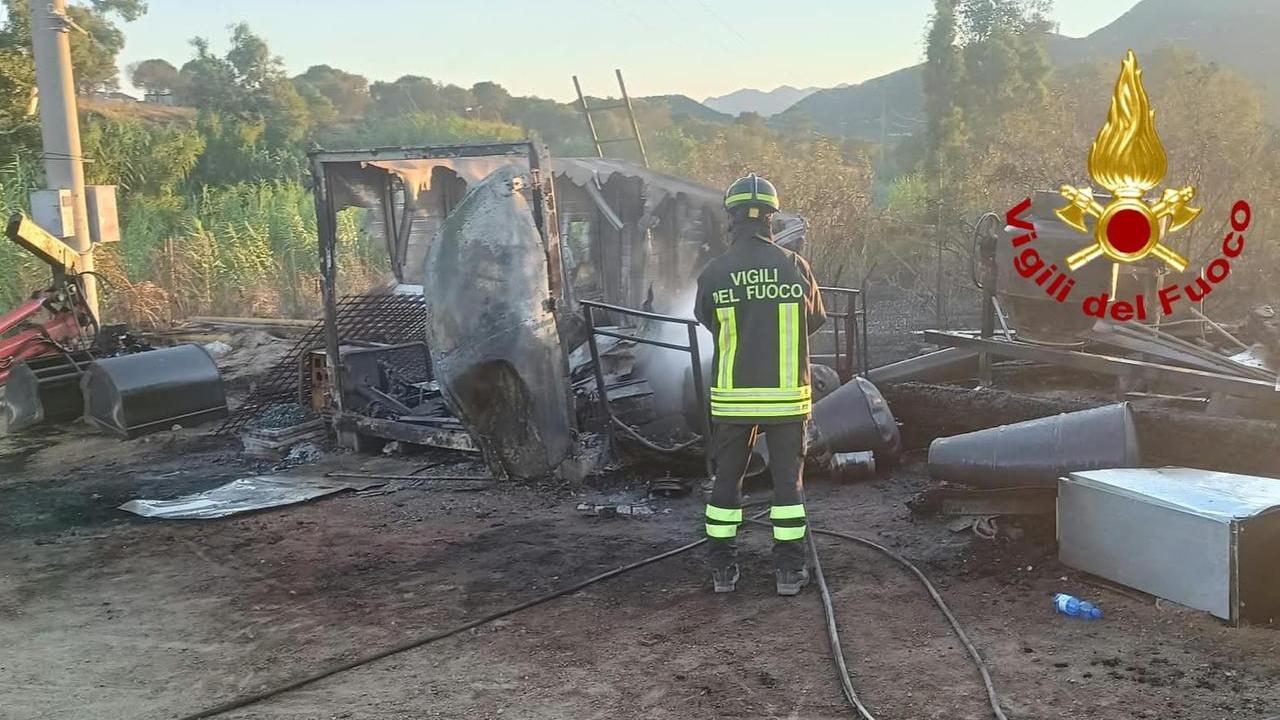 Paura nella frazione: a fuoco un deposito attrezzi, si sfiora l’esplosione – Che cosa è successo