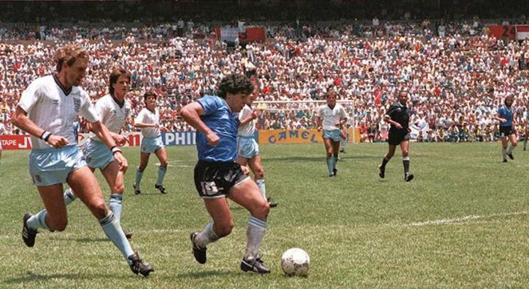 Diego Armando Maradona, all’asta il pallone della “Mano di Dio” – Ecco quanto vale