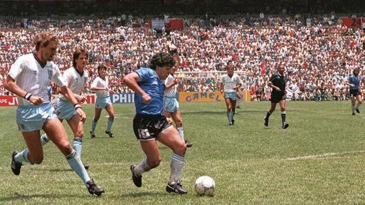 Diego Armando Maradona, all’asta il pallone della “Mano di Dio” – Ecco quanto vale