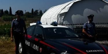 
	Carabinieri davanti alla serra (Foto dell&rsquo;Arma)

