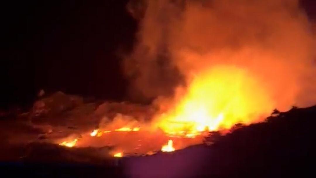 Fiamme sull’isola del Parco, incendio distrugge l’esclusivo chiosco vista mare