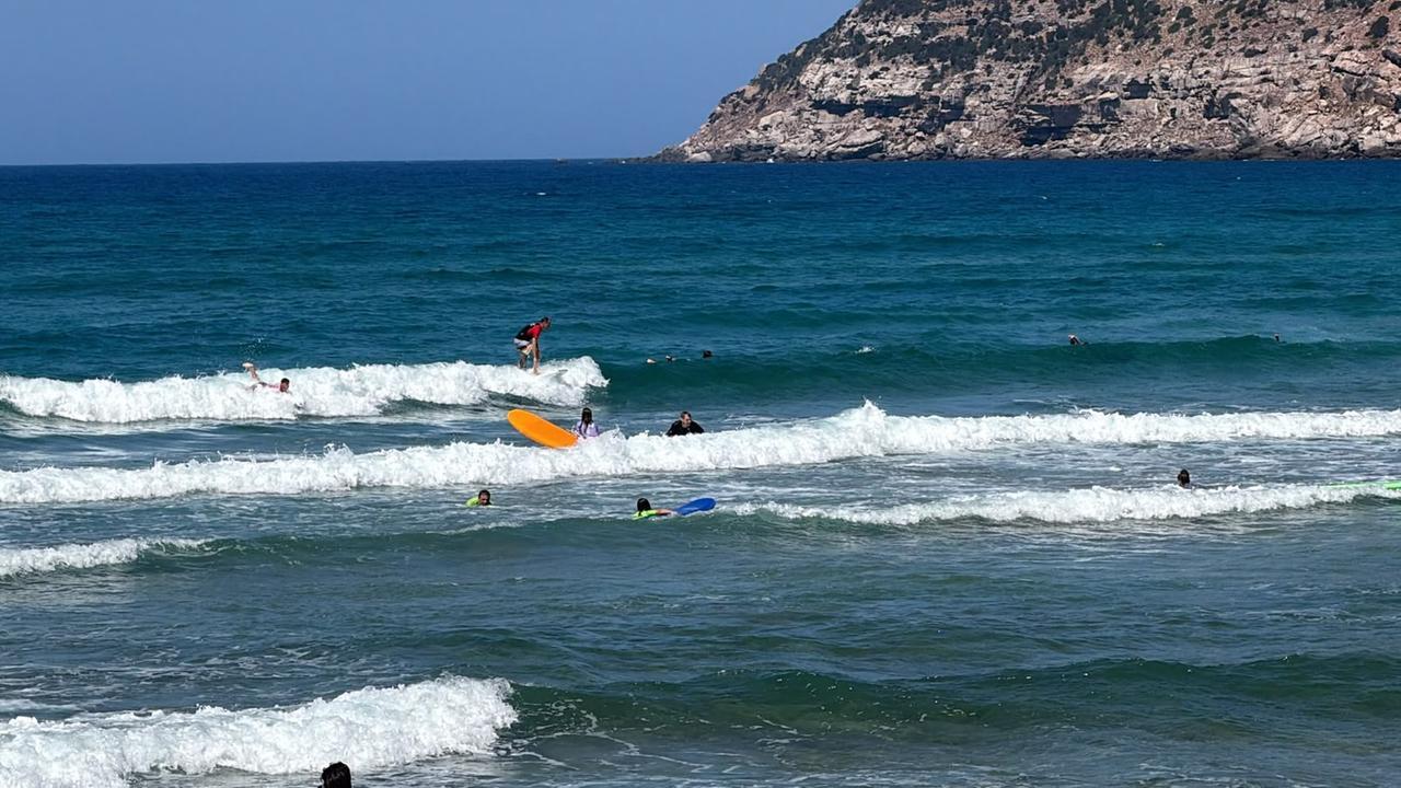 Sassari, tre salvataggi in due ore nel mare in tempesta: in cinque riportati in riva – Che cosa è successo