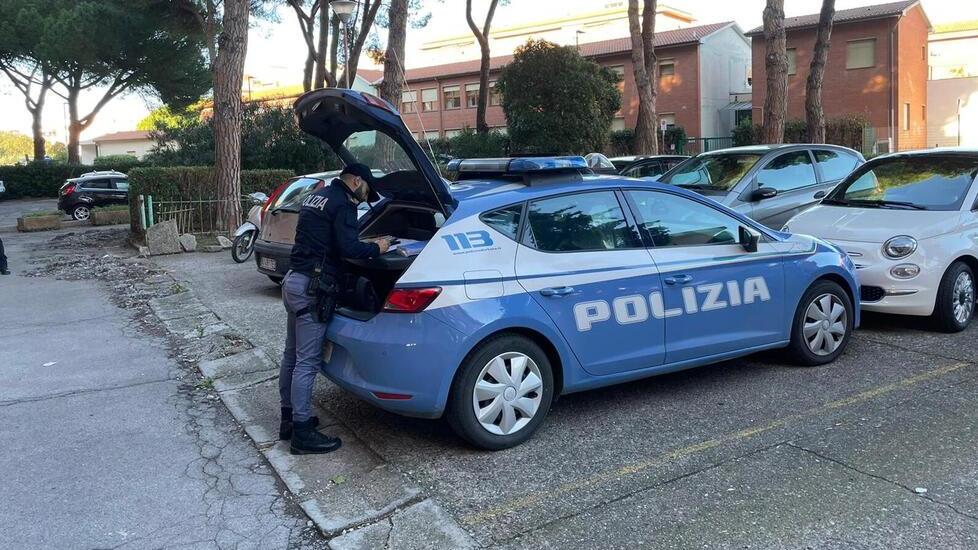 Un poliziotto delle volanti al lavoro (foto d'archivio)