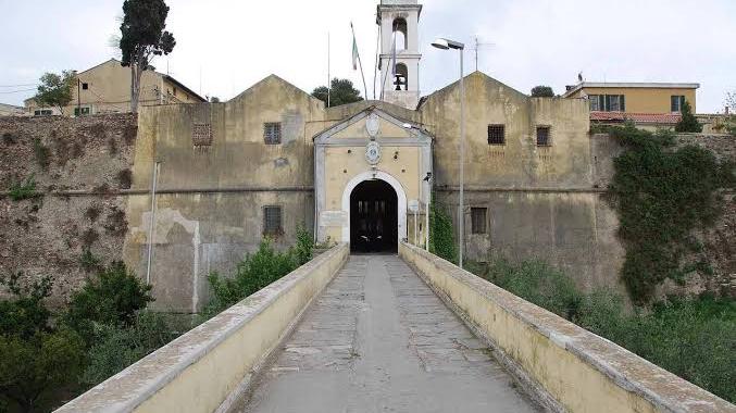L’ingresso del carcere di Porto Azzurro (foto archivio)