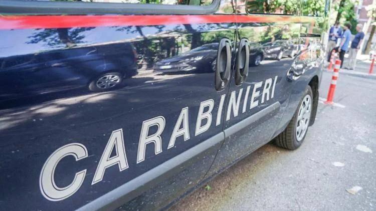 Investe quattro ciclisti, poi torna indietro e ne investe altri due: uno è grave – Cosa è successo