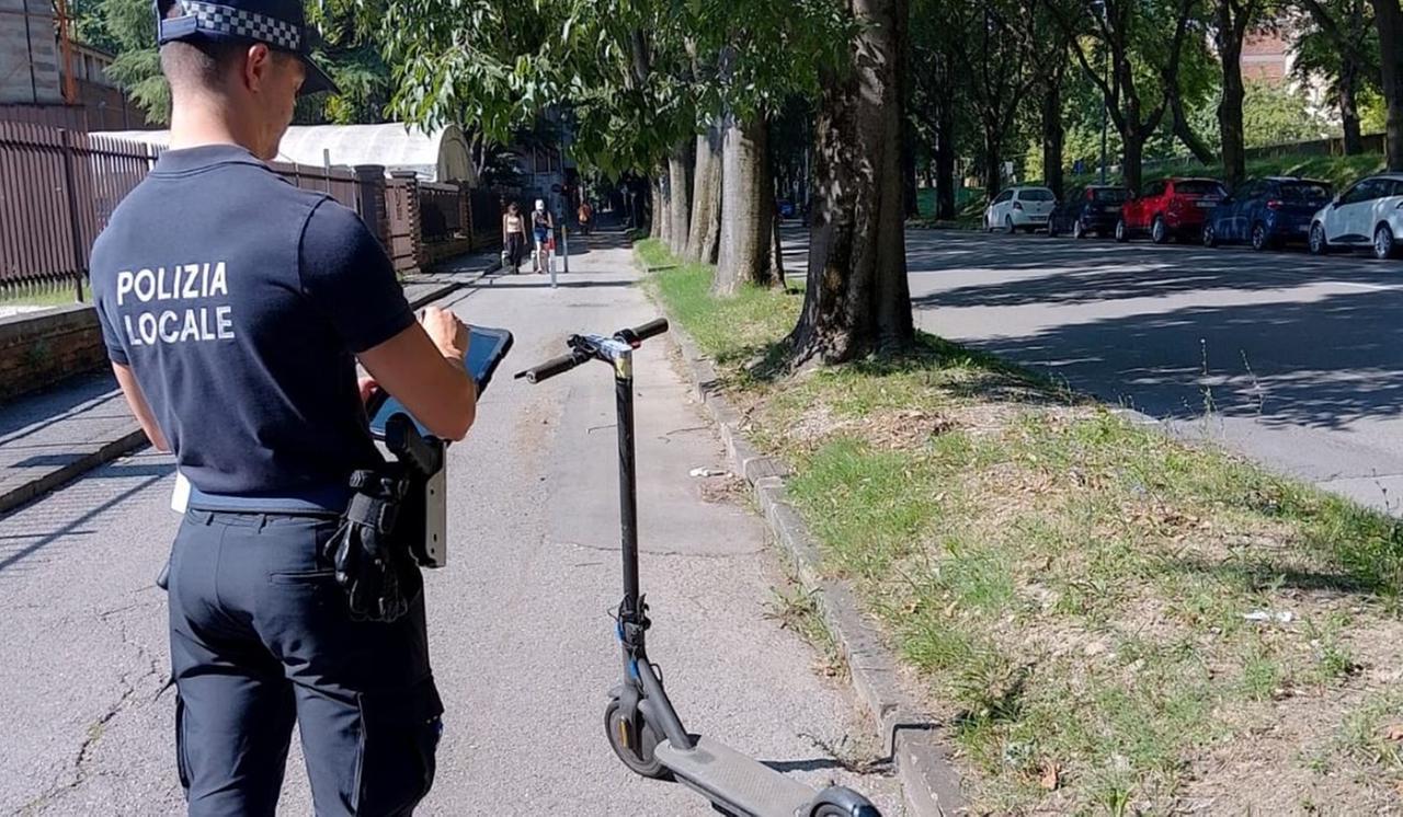 Ferrara, giro di vite sui monopattini: in un mese elevate 335 sanzioni