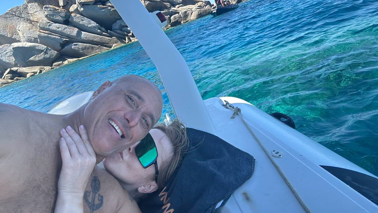 Coccole e baci, Roberta Bruzzone si gode il mare “incredibile” dell’isola: «La felicità è una cosa semplice»