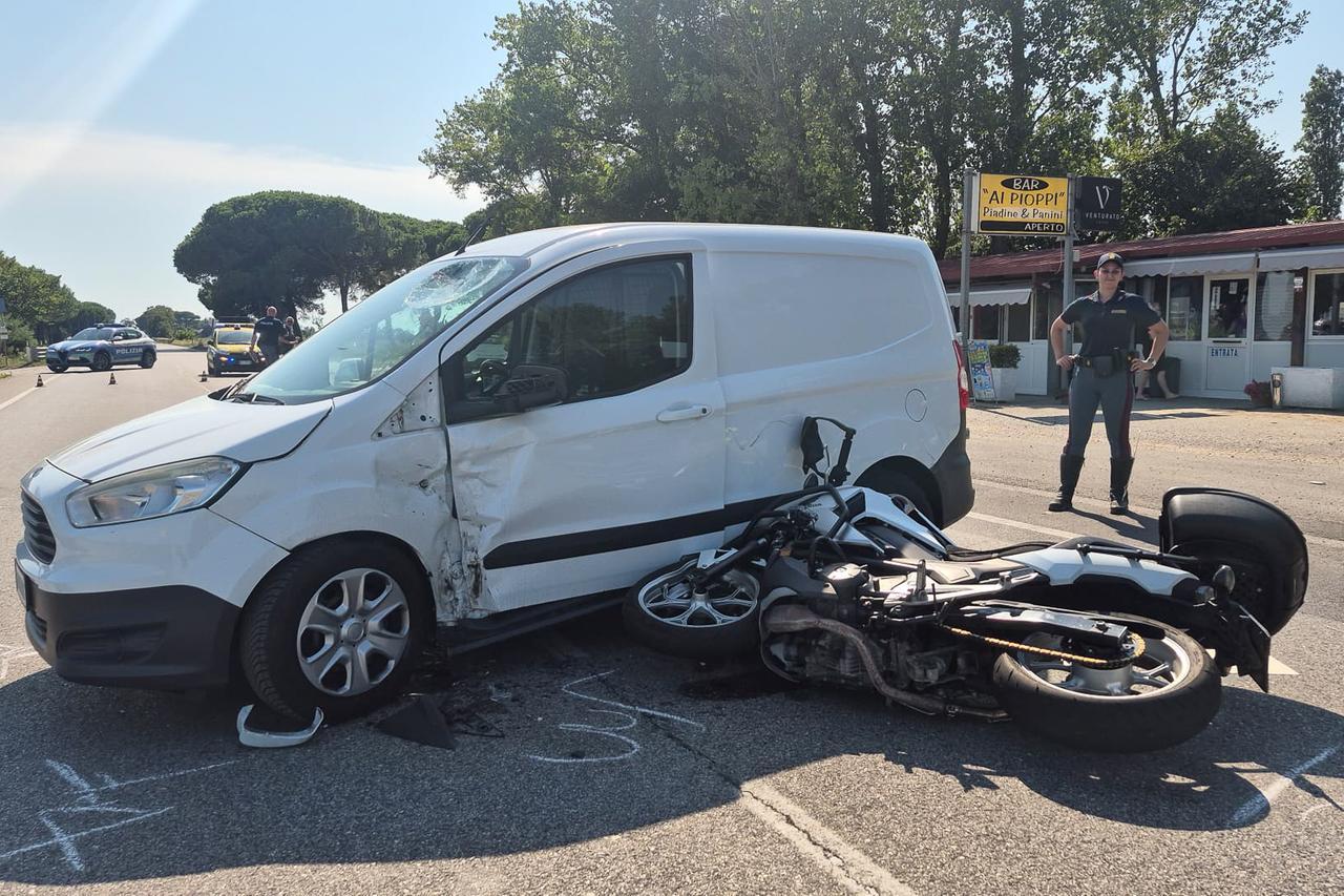 Mesola, scontro moto-furgone sulla Romea: grave un uomo
