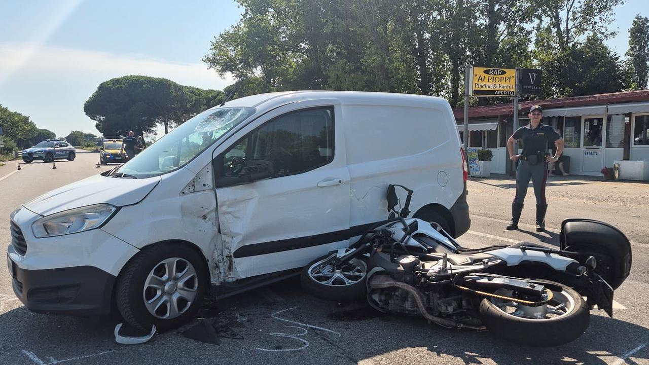 Mesola, scontro moto-furgone sulla Romea: grave un uomo