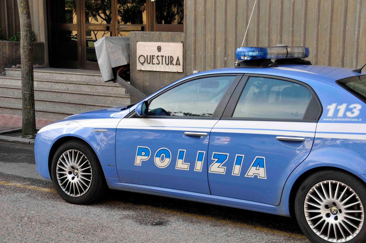 Dopo una lite danneggia l’auto del rivale a colpi di pistola: denunciato