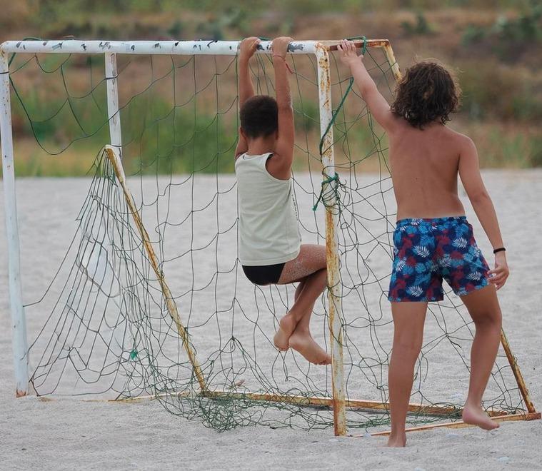 Lido Estensi, disturbano poi si scusano e regalano dei libri per i bambini