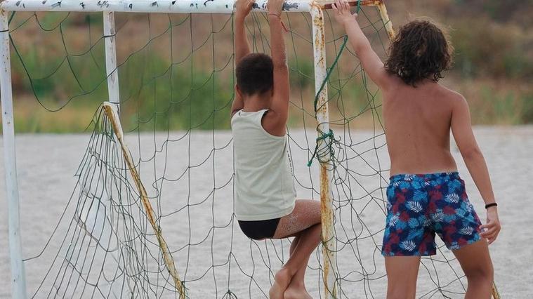 Lido Estensi, disturbano poi si scusano e regalano dei libri per i bambini