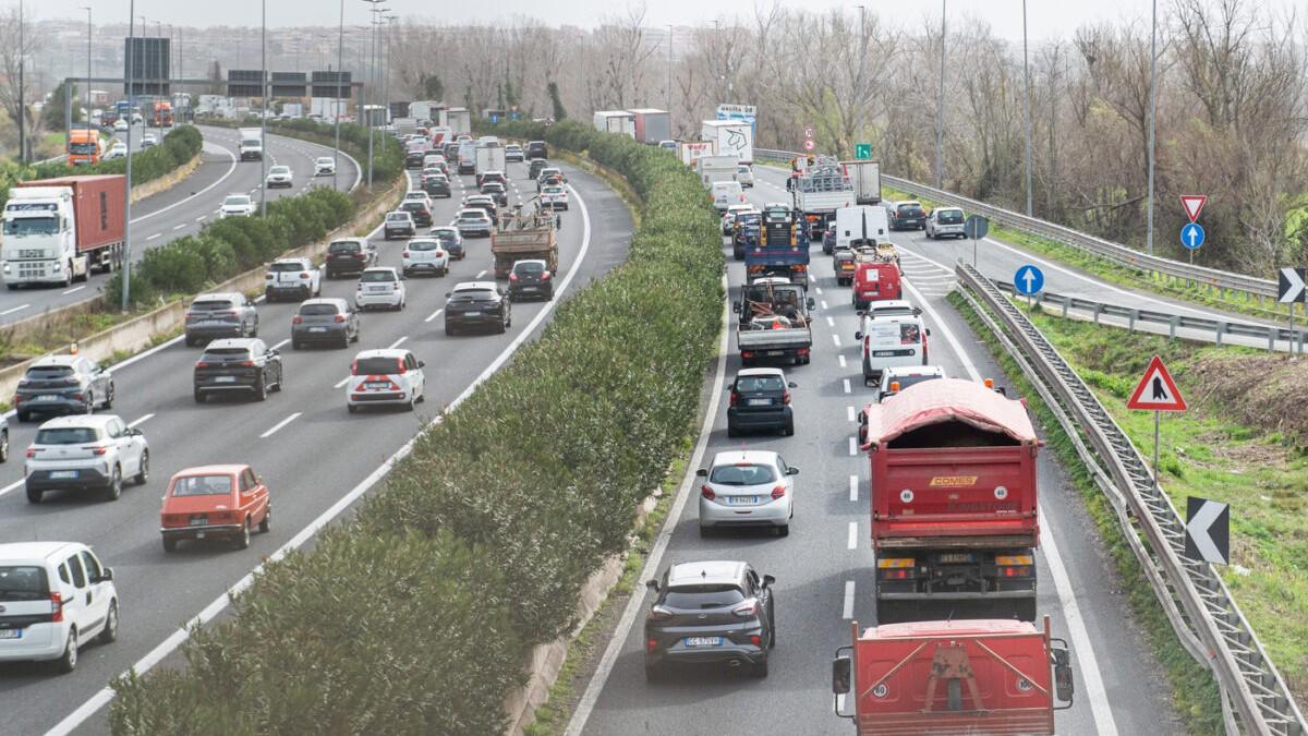 Nuovo codice della strada, dalla patente a 17 anni al sorpasso a destra: tutte le novità allo studio