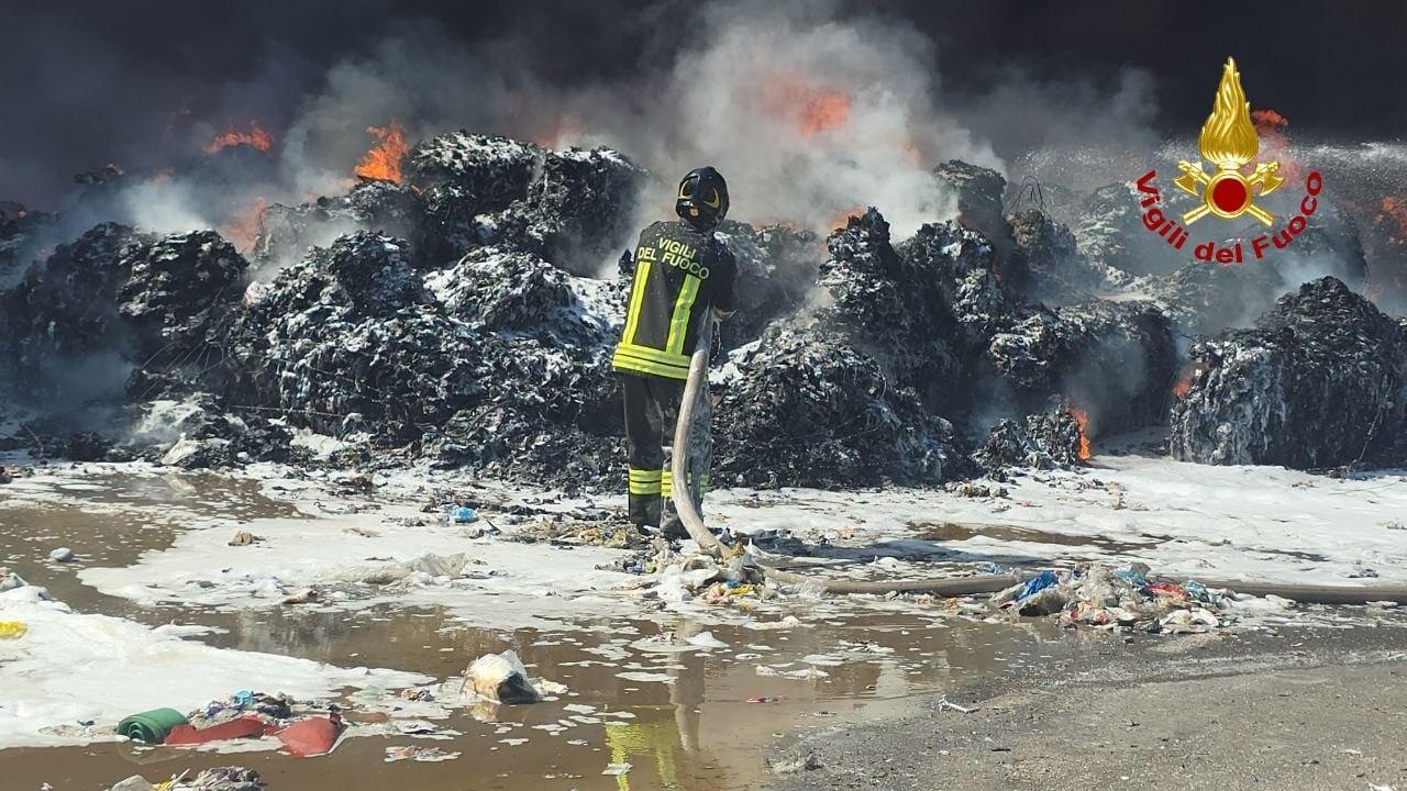 Incendio di Finale, i rifiuti continuano a bruciare: «Fare chiarezza sui rischi»