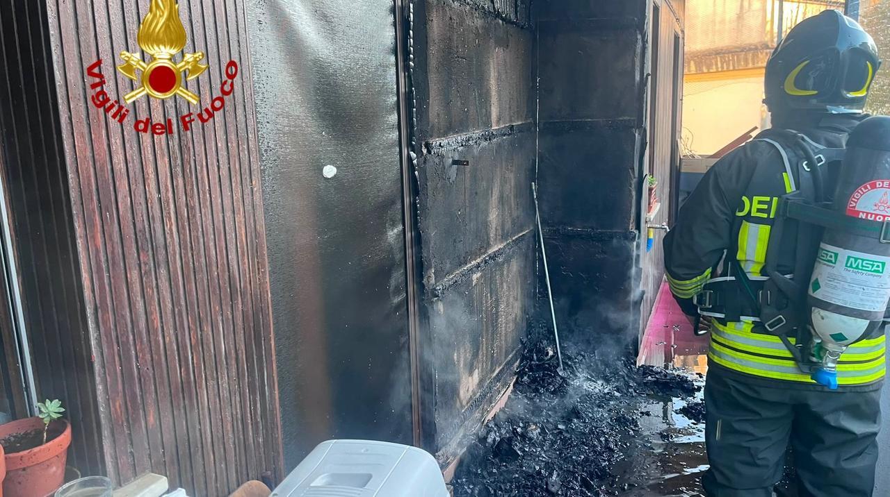 Paura in un palazzo, fiamme sul balcone di un appartamento
