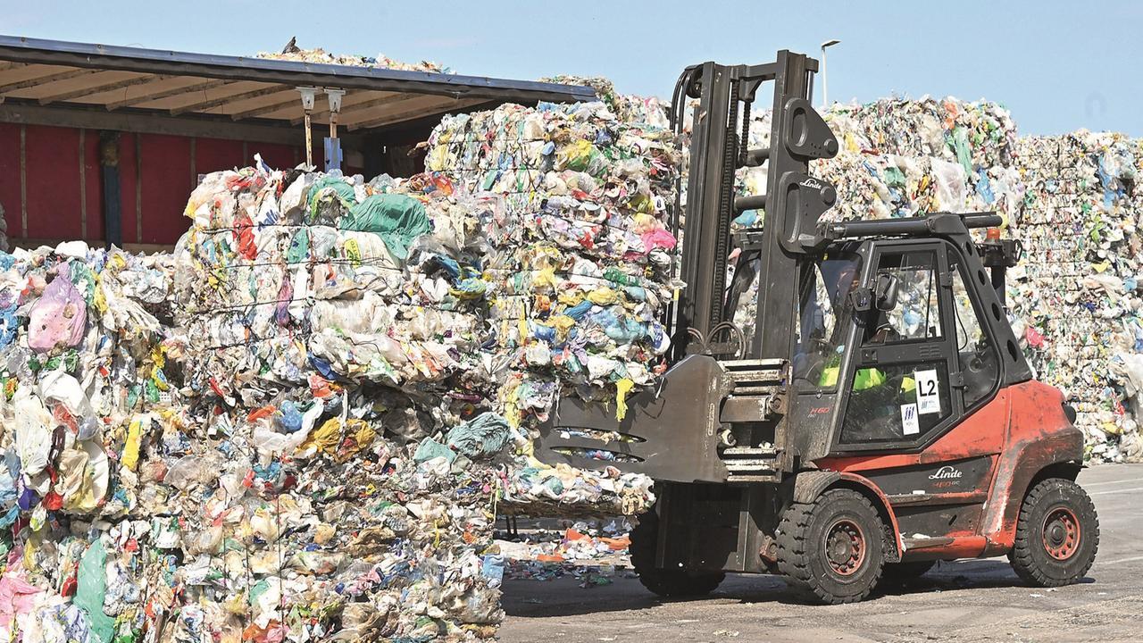 Emergenza plastica, la marea avanza: i sindaci: «Siamo sommersi»