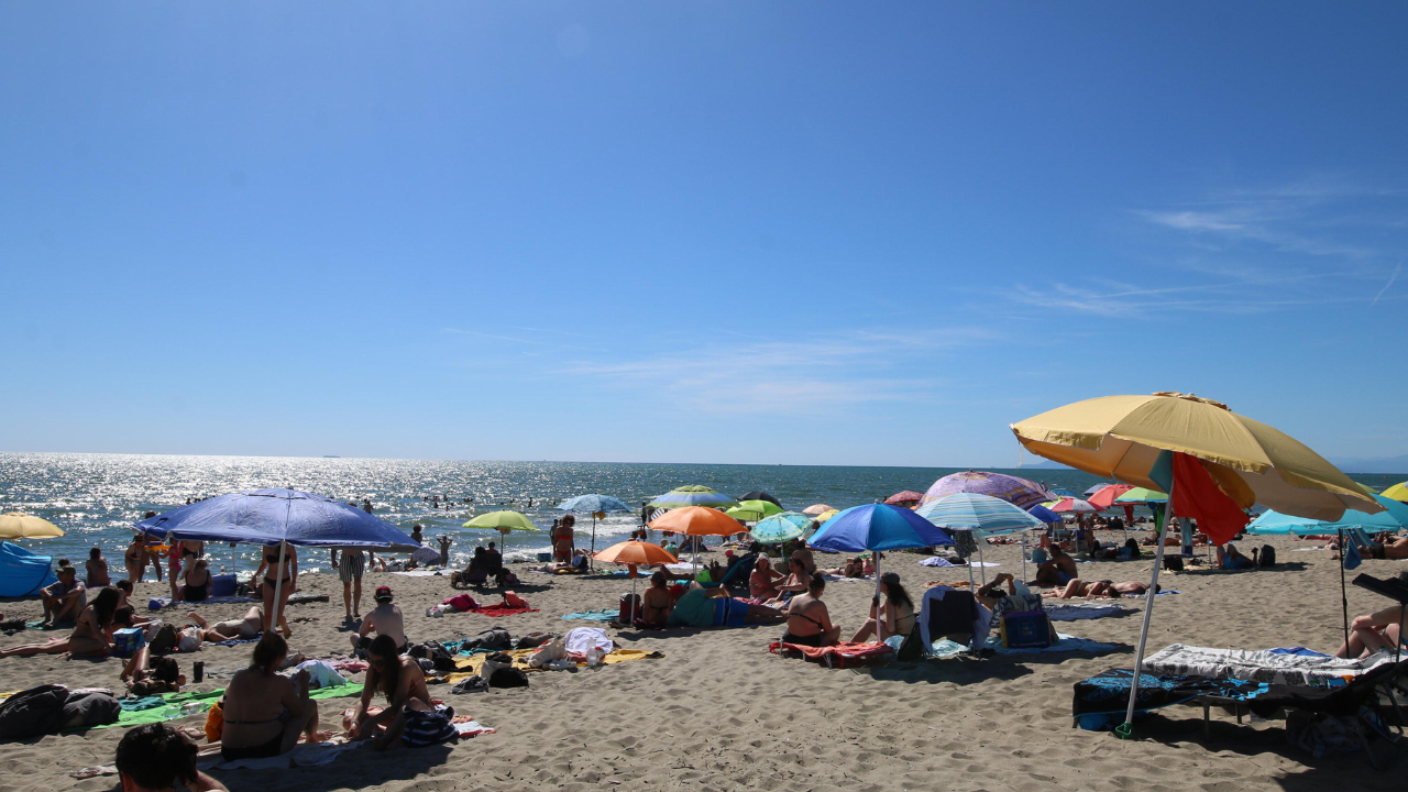 La spiaggia di Viareggio (foto archivio)