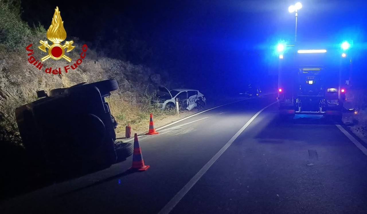 Incidente stradale nella notte: due auto si scontrano, una si ribalta