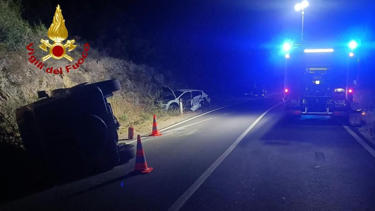 Incidente stradale nella notte: due auto si scontrano, una si ribalta