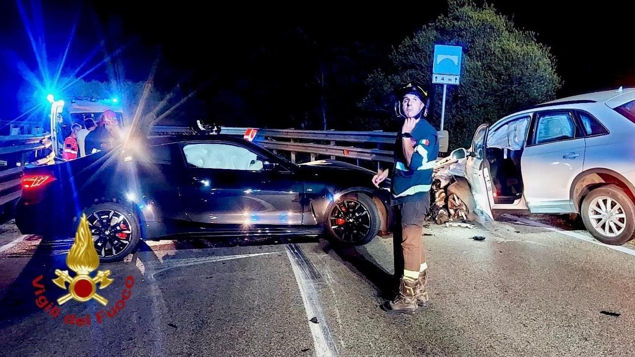 Violento schianto tra due auto sulla provinciale: feriti portati in ospedale